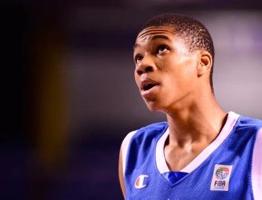 Ο πρόεδρος των Μπακς δώρισε στον Αντετοκούνμπο ένα... κεφάλι τυρί (βίντεο)